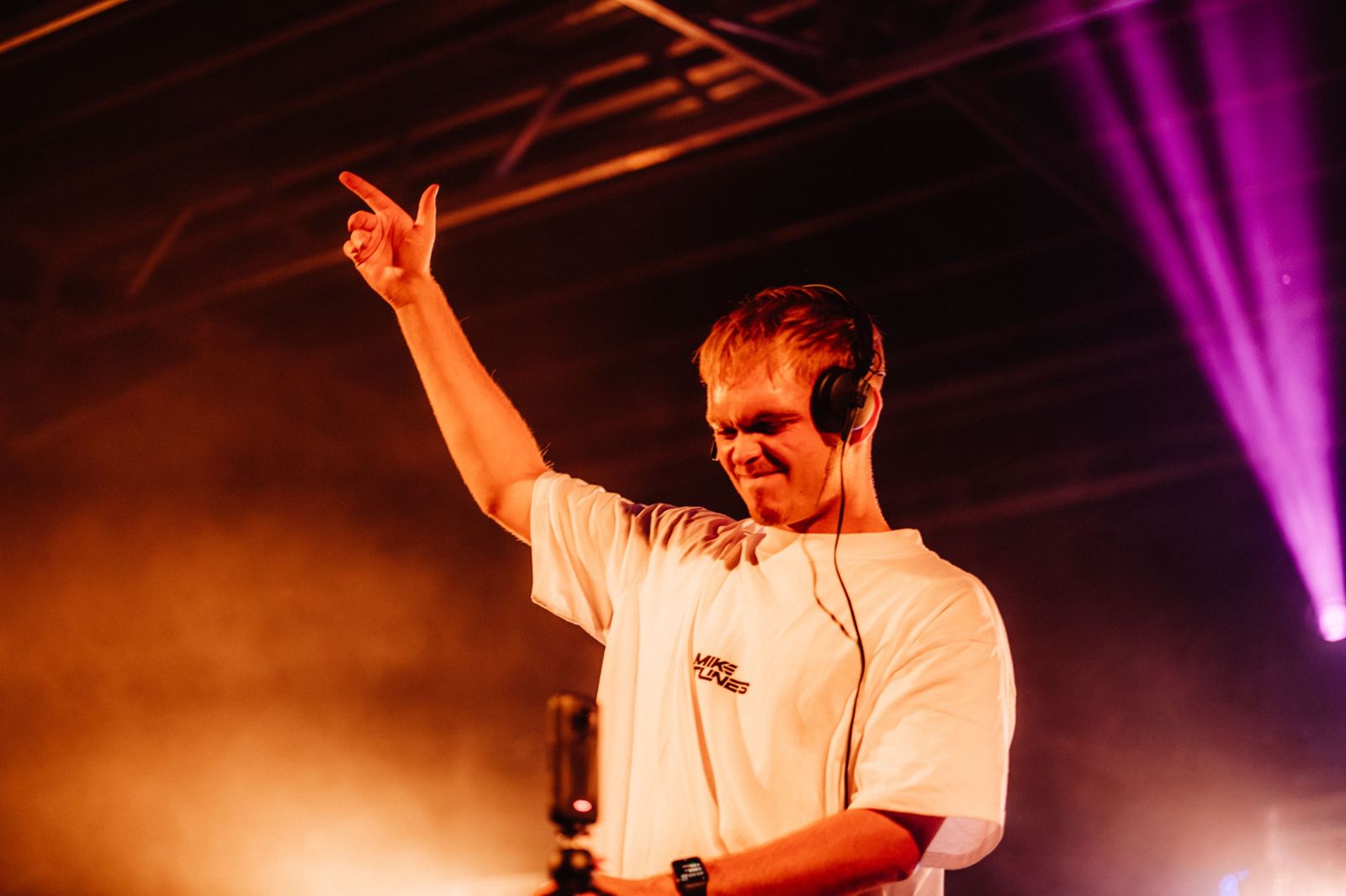 Mike Tunes pointing to the crowd, close-up